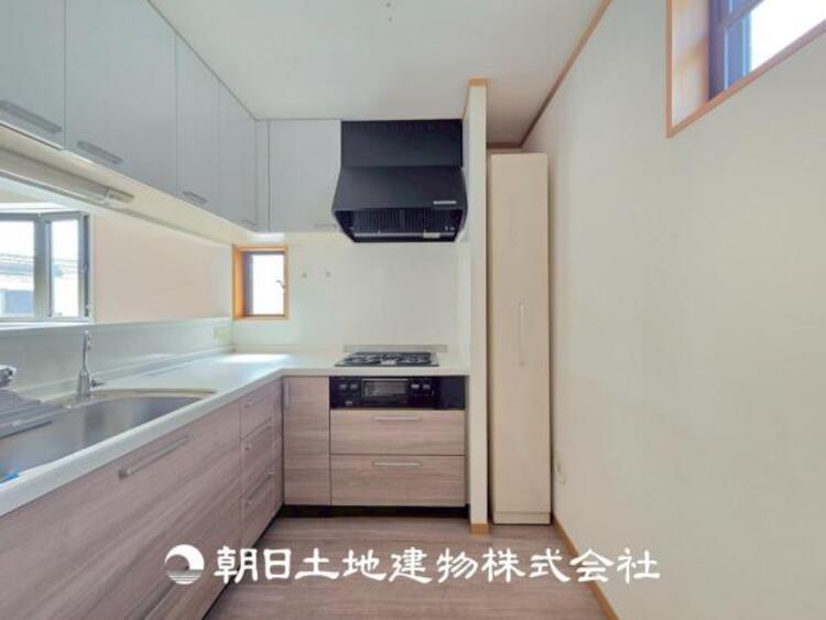 キッチン 【キッチン】シンプルで使いやすいデザインにこだわったキッチン。プライベートスペースを彩るインテリアとしての美しさと、快適な日常を支える機能性と強さがひとつになった自慢のキッチンです。