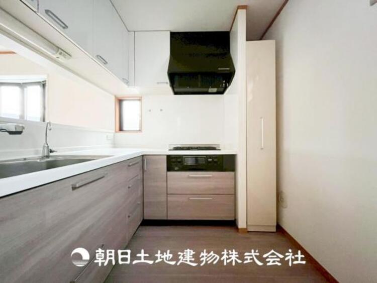 キッチン 【キッチン】日々の生活における家事の動線やリビングとの往来のしやすさに配慮し、お食事の準備や後片付けなどの家事を少しでも楽にするキッチンスペースを目指しました。毎日使う場所だからこそ。ストレスなく使えて、居心地が良くないといけないと思います。