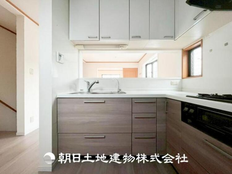 キッチン 【キッチン】シンプルで使いやすいデザインにこだわったキッチン。プライベートスペースを彩るインテリアとしての美しさと、快適な日常を支える機能性と強さがひとつになった自慢のキッチンです。