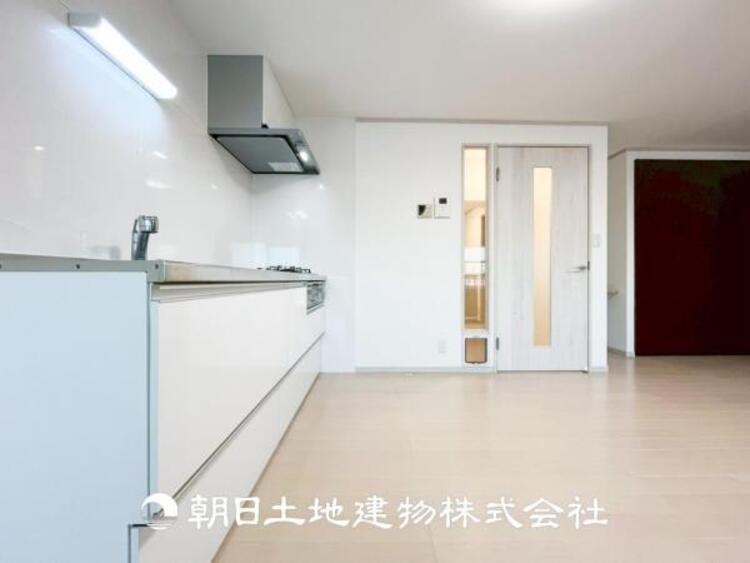 キッチン 【キッチン】シンプルでスタイリッシュなカウンターキッチンです。リビングが見渡せるので、小さなお子様を安心して遊ばせながら家事ができます。リビング学習をするお子様にも声がかけやすい自然な距離感です。