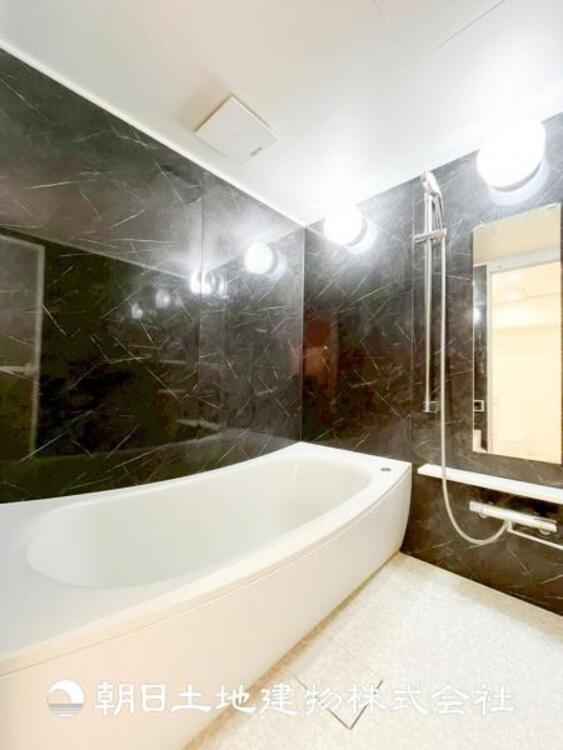 風呂 【浴室】上品な色合いが魅力のバスルームは、ほっと落ち着く空間を作り出しています。広々とした浴槽で体を癒やしながら、疲れを取り除けるような仕様です。お子様と一緒に楽しく入るのもいいですね。