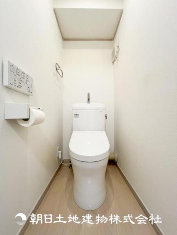 トイレ 【トイレ】家族みんなが毎日使う場所だから。お掃除がしやすい方はいい。いつまでも清潔な空間を保てるように、汚れをふき取り易いフロアと壁紙をチョイス致しました。洗浄便座になっておりますので、とても清潔にご使用いただけます。