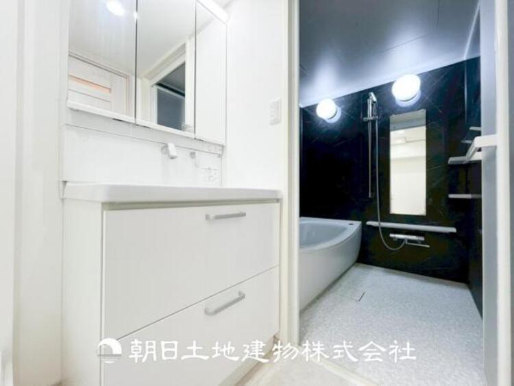 洗面 【洗面化粧台】慌ただしい1日が始まり、充実した1日の終わりを締めくくる洗面所。快適に過ごせることはもちろん、収納や機能性を兼ね備えた洗面化粧台です。快適に過ごせることはもちろん、収納や機能性を兼ね備えた洗面化粧台です。