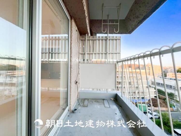 バルコニー 【バルコニー】温かい太陽を感じる事ができるのは、目の前に遮るものが無いから。彼方に広がる風景が絵画のように広がります。