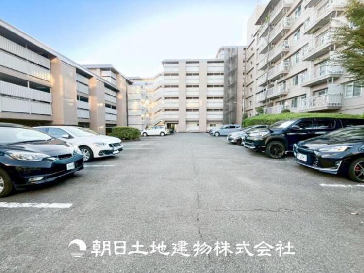 駐車場 【駐車場】ゆったりとした駐車スペースを確保いたしましたので、大きめのお車でも駐車可能です。自転車やバイクなど、ゆとりのある敷地で置き場所に困ることはないでしょう。