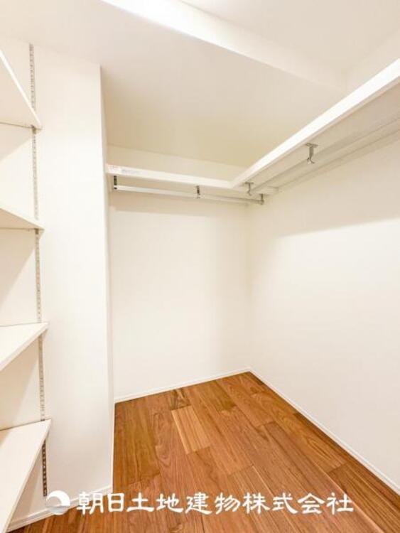 収納 ウォークインクローゼットは季節の品物など整理できるスペース！
