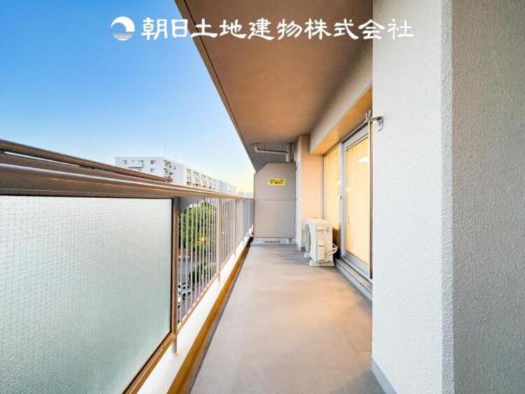 バルコニー 太陽に愛された家。陽当り・通風に優れた魅力的で快適さを追求した住宅です。