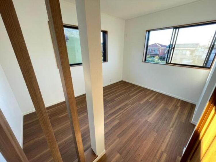 内装 子供部屋にぴったりな洋室。明るい空間で成長を見守ります 