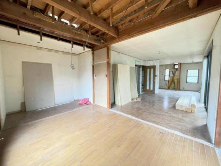 居間 25年12月リフォーム完了予定です！ 水回りやクロスなど、フルリフォーム施工で心地よく快適な住まいです！