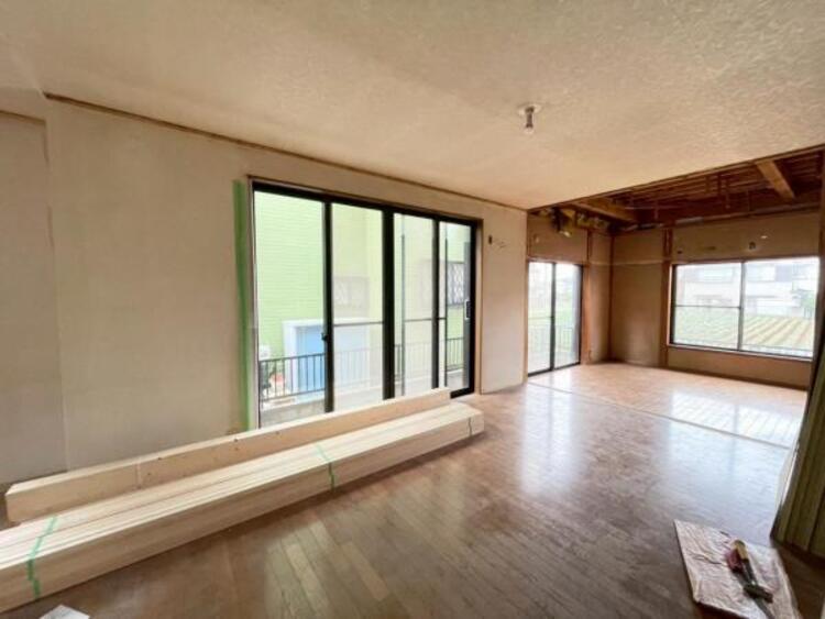 居間 25年12月リフォーム完了予定です！ 水回りやクロスなど、フルリフォーム施工で心地よく快適な住まいです！