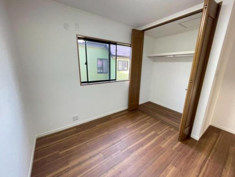 内装 プライベートスペースでのびのびと過ごせる洋室 