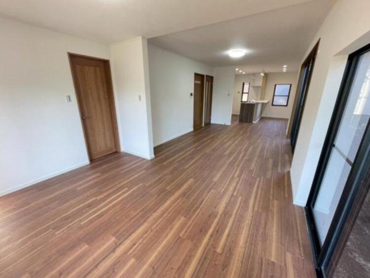 居間 明るく広々としたLDK！ご家族が自然と集まるゆとりの空間です！ 