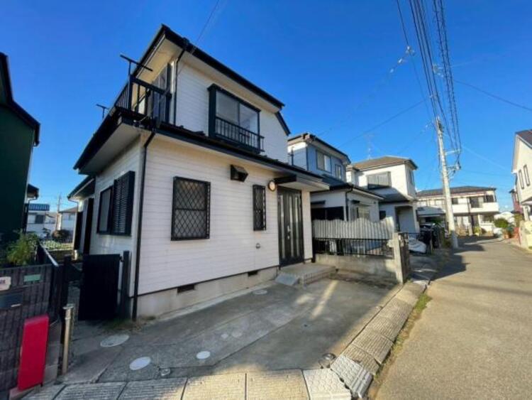 外観 前面道路は車通りが少ない穏やかな住宅街内ですので、お子様も安心です！