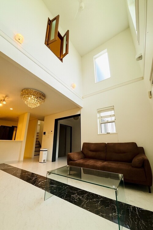 居間 リビング上部には吹抜がございます。