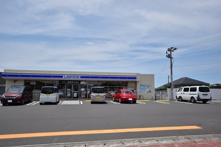 周辺 ローソン川上店【ローソン川上店】鹿児島市川上町にあるコンビニです。設備・サービス　駐車場あり、ATMあり、お酒、たばこ、マルチコピー機、Wi-Fiなど 徒歩 約32分（約2550m）