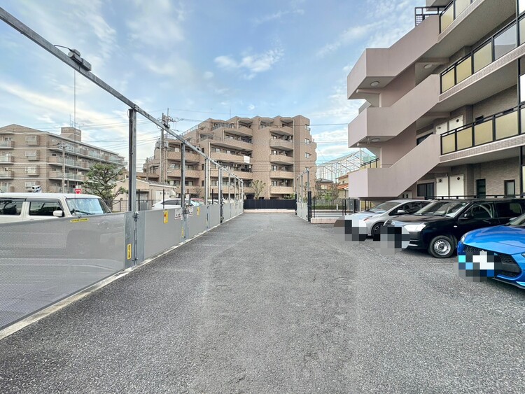 駐車場 本物件の駐車スペースです。車種制限のある場合もございますので、お気軽にお問い合わせくださいませ。