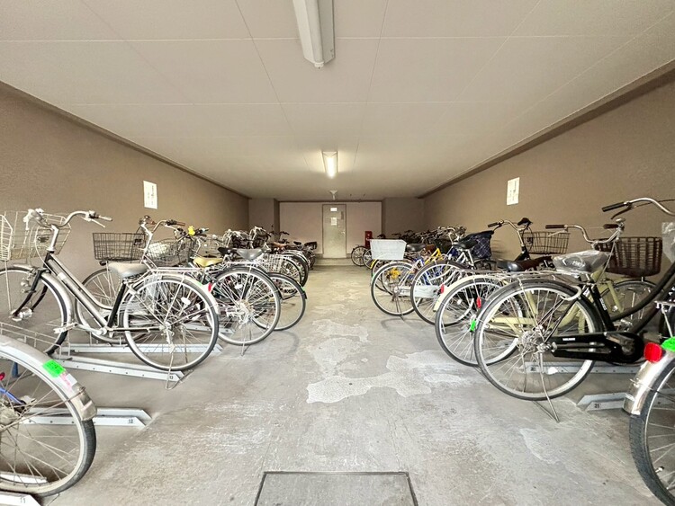 設備 整理整頓された駐輪場で、管理体制の良好さがうかがえます。