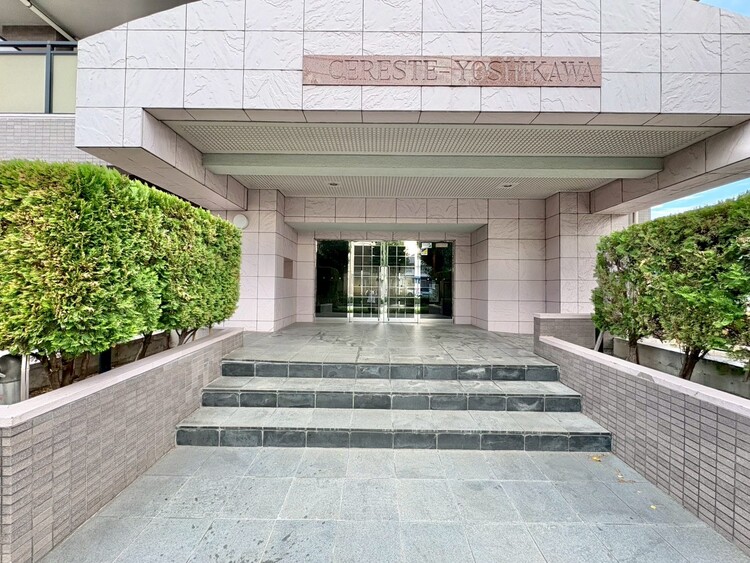 バルコニー 外と内をつなぐエントランスは、まさに顔となる場所。