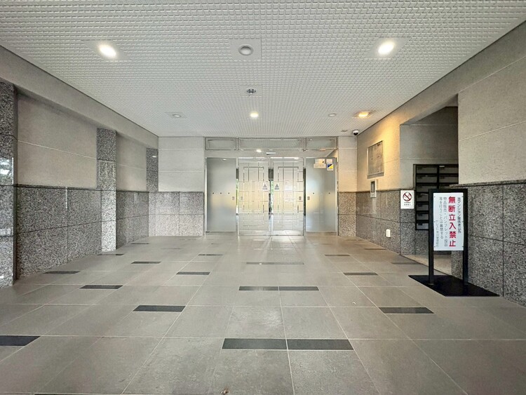 エントランス エントランス内部は、管理が行き届き清潔な共有スペースとなっています。