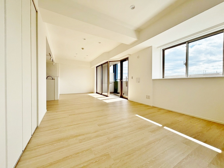 居間 忙しく過ぎゆく日常を置き去るほど、ゆったりした時間が流れるリビング。