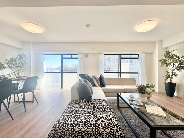 居間 忙しく過ぎゆく日常を置き去るほど、ゆったりした時間が流れるリビング。