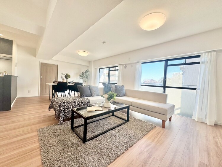 居間 居心地の良い空気感は、暮らしのステージを彩り、心からのやすらぎと満足感を与えてくれます。