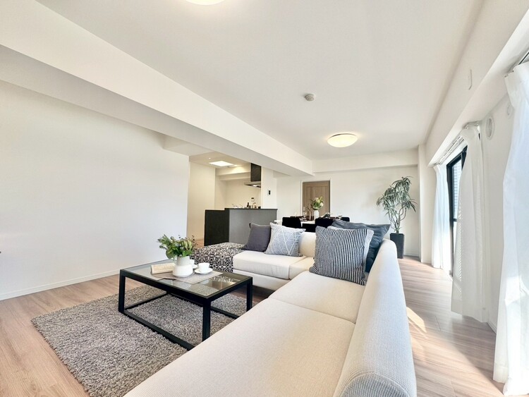 居間 飾り過ぎないシンプルな内装と偏り過ぎないデザインで統一しました。