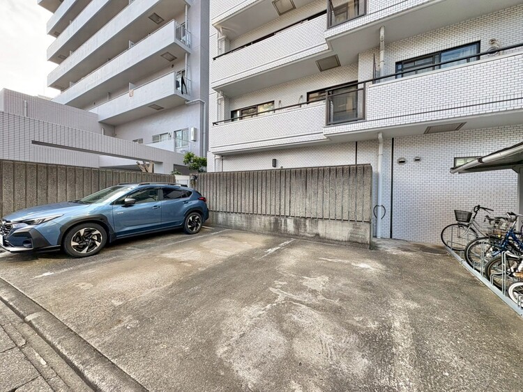 駐車場 本物件の駐車スペースです。車種制限のある場合もございますので、お気軽にお問い合わせくださいませ。