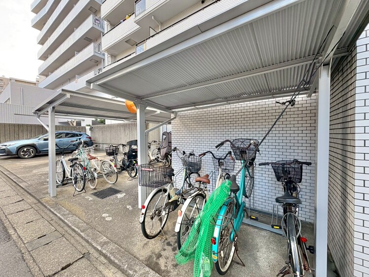 設備 整理整頓された駐輪場で、管理体制の良好さがうかがえます。
