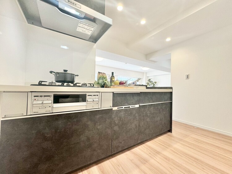 キッチン スマートな意匠と充実の機能を備えたキッチンが、暮らしにおいしい彩りを添えます。