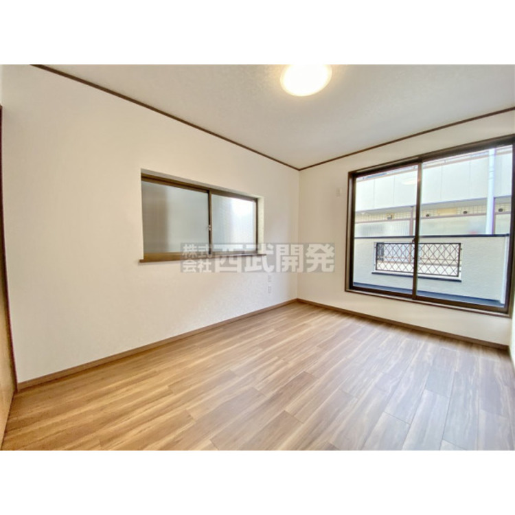 内装 大きな窓からたっぷりの陽射しが室内を明るく彩ります