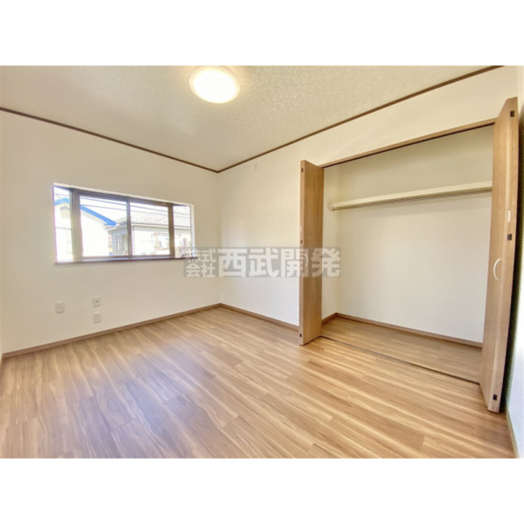 内装 洋服などをすべて収納して室内空間は広々快適