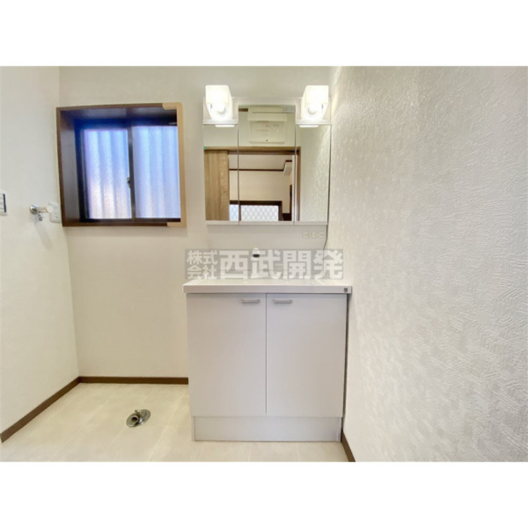 洗面 整髪やお化粧、収納にも便利な三面鏡の付いた洗面台