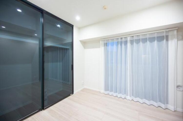 内装 家族個々の安らぎの空間。誰もが好みで飾れるシンプルな室内に仕上げてあります。