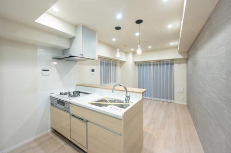 居間 落ち着いた色合いの内装で、居心地の良い空間を演出。