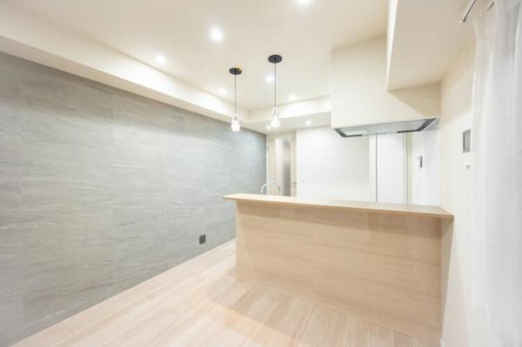 居間 ゆとりあるキッチンスペースを備えるリビングは家族が1番くつろげる癒しの空間です。