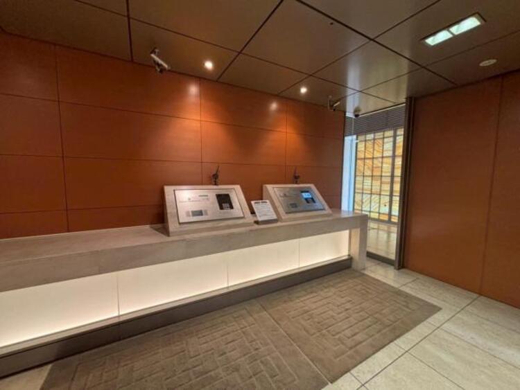 エントランス 管理が行き届いた清潔感のあるエントランス。オートロックや防犯カメラも完備されておりマンションならではの防犯性の高さも住宅選びの大切な要素ですね。