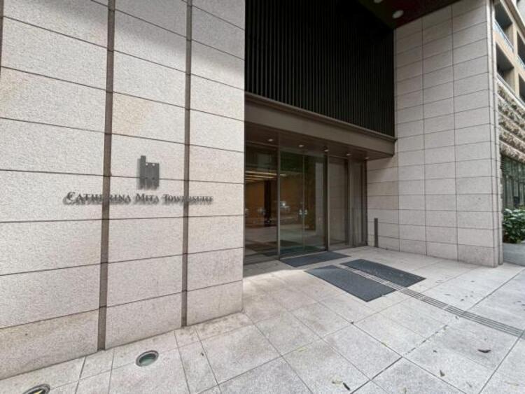 エントランス スタイリッシュなのはもちろん、質感があり、機能的でもあるエントランス。