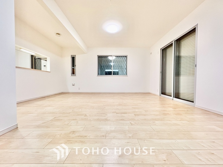 内装 【時を忘れる場所】ここにはみんなが集い、食事と楽しい会話が始まる。話に夢中になりすぎて、ついつい時を忘れ夜半過ぎになってしまう。そんな束の間の幸せを感じさせてくれる場所でありたい。