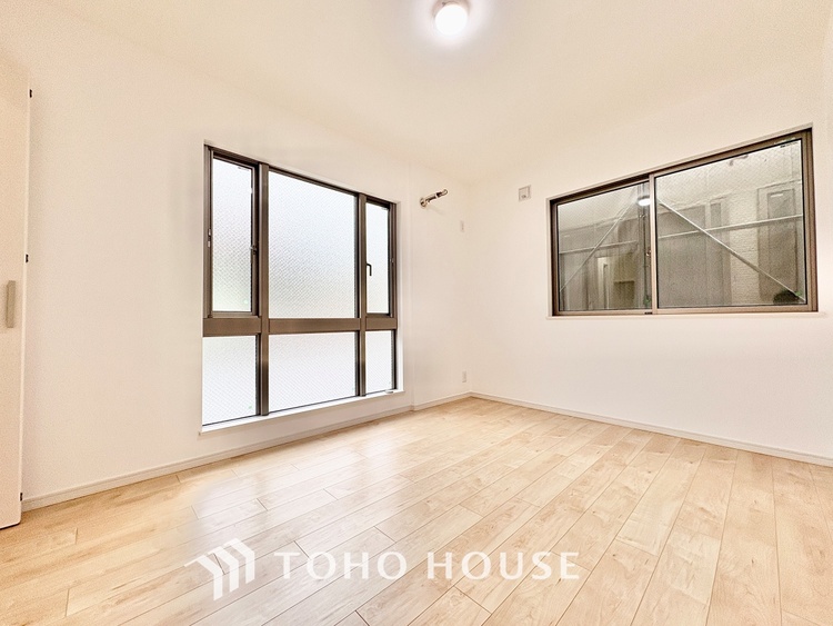 内装 【木漏れ日】の様な採光が優しく足元を照らし、心地いい暮らしの道しるべを写し出す。この空間で過ごす家族との語らいの時間がとても素敵で幸せを感じるかもしれない。