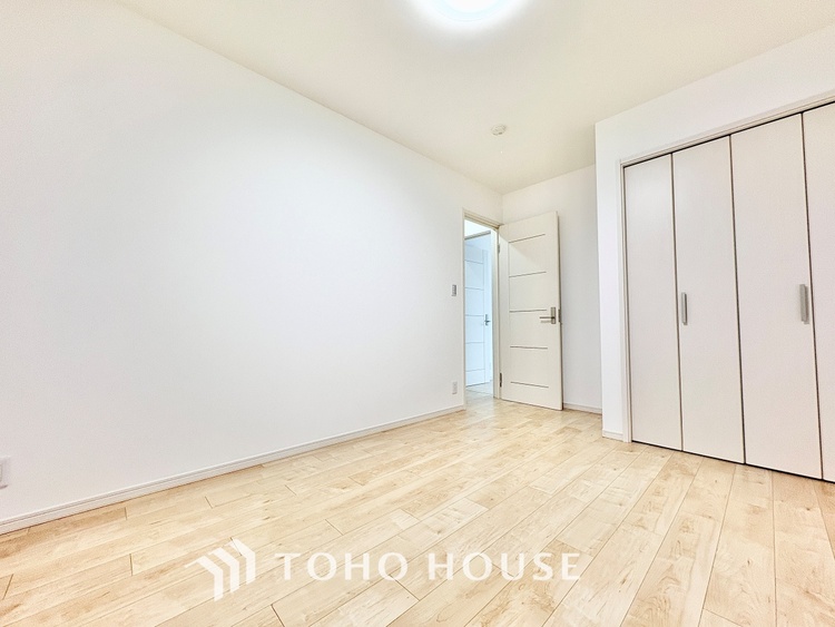 内装 【季節外れのホームホリディ】喧噪から離れ広々したリビングでゆったりと過ごす。そんな寛いだ休日もあっていい。だって『何もしない時を楽しむ』そんな贅沢な時間を愛する家族と堪能できるのだから。