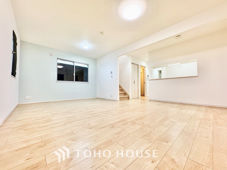 内装 【リビングルーム】天井に埋められた連続する眩い光−ダウンライト。それはまるでフライト航路のアプローチライトのように優美でロマン溢れるポジショニング。