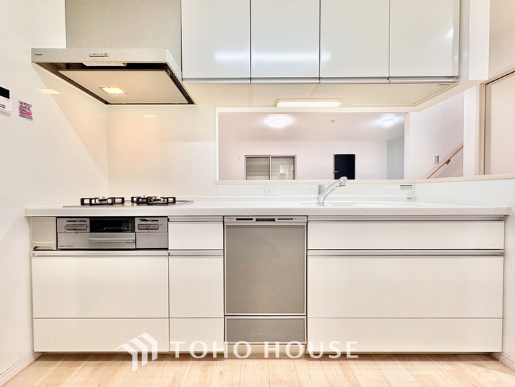 内装 【Kitchen】一歩一歩踏みしめる喜びを。光り眩い羨望のリビングへ。一歩一歩を踏みしめて家族の集う幸せの場所へ。すべてがクライマックスのマイベストホーム。