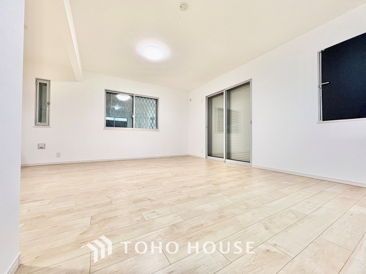 内装 【悠久の時】家族への思いを抱きながら、平和に過ごす悠久の時。あたかかく感じるのは、日当たりだけではない。広く和やかに暮らせる空間と、家族の存在を噛みしめて