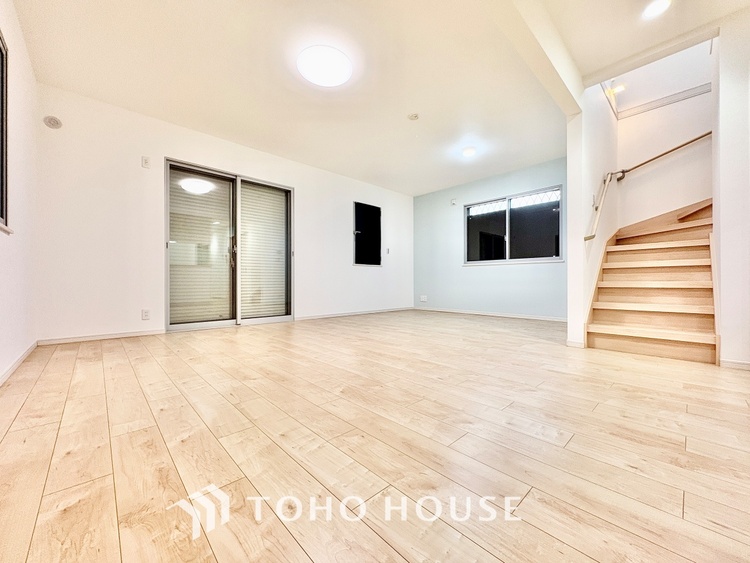 内装 【スペシャルシーン】デイリーシーンからスペシャルシーンまで様々なシーンで使用出来る、フレキシブルで飽きのこないこの空間。僕の頭の中では大好きなソファとダイニングテーブルと家族の笑顔が広がっていた