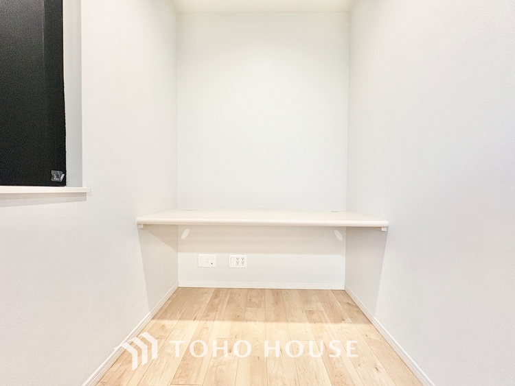 内装 【色彩】この空間に放たれた光は華美なまでに演出されたデザイン。流れる時をより芳醇なコーヒーの様な色彩奏でるアダージョ。そして情景豊かな作品のような暮らしがイメージできる。