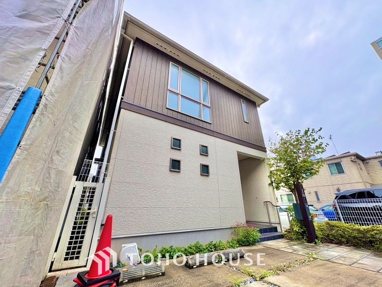 外観 窓を開けベランダに出ると当所なく広がる街と空のスクリーン。風が凪ぎ一時停止する目の前の画面の中、僕は一体何を考えていたのだろう。牧歌な街並みが僕を穏やかにさせてくれる。