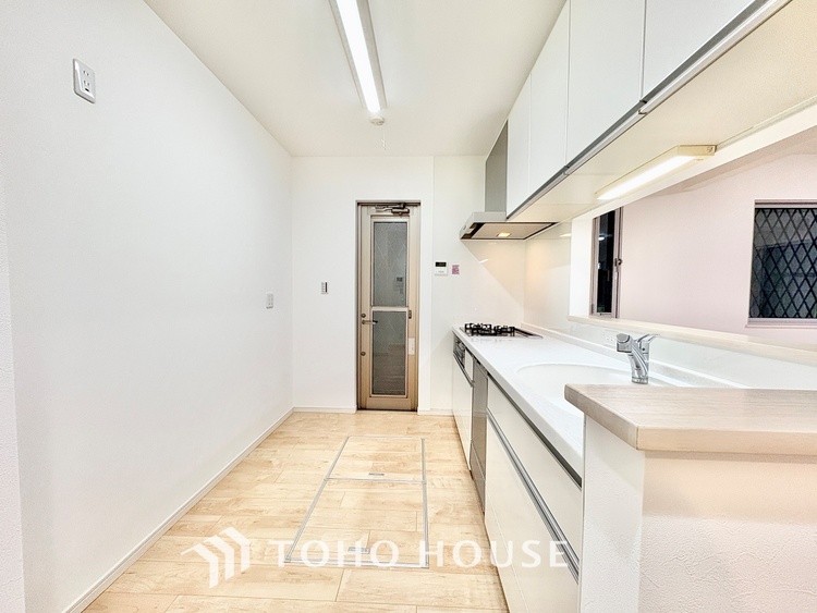 キッチン 【居心地のいい暮らし】には欠かせない眩い採光。ゆったりとした幅の窓からこの空間に降り注ぐ採光が絶えない。明るいリビングこそ居心地のいい暮らしが待っているのだと思う。