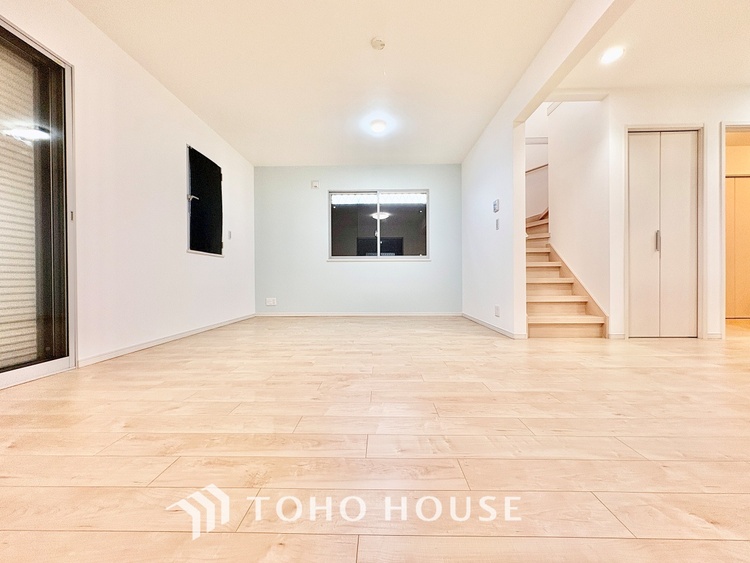 キッチン 【癒しの空間】室内構成に拘り採光とセンスを散りばめた空間。それは『柔らかさ』に似た素敵な居場所。そこに暮らす人のことを考えつくり出したものは『癒し』という心地よい居場所なんだと思う。