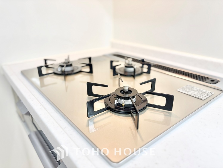 キッチン 【豪華絢爛】事も無げに美しく、伝えるには筆舌に尽くし難い。豪華絢爛や華美と言う事ではなく、住まう者にとって暮らし易く心地がいいと言う美しさがこの住まいには込められている。